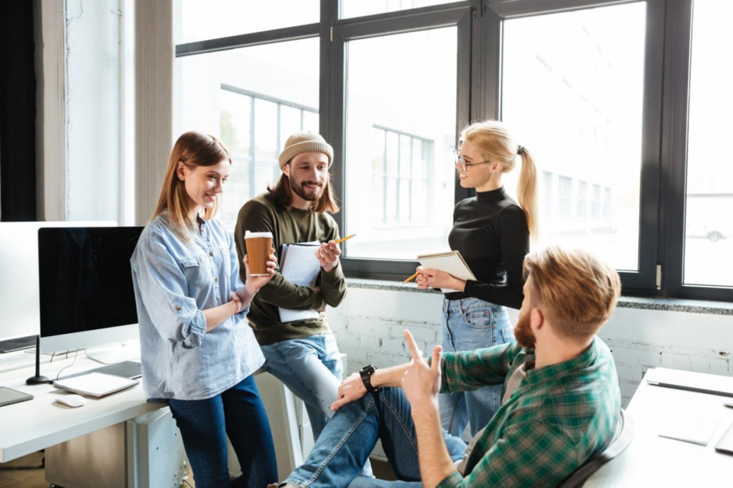 Современное офисное пространство с компьютерами